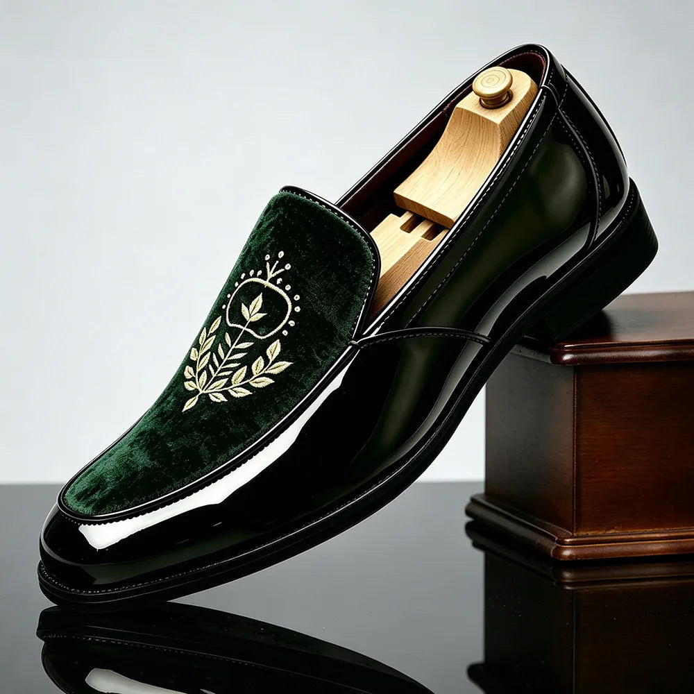 Men’s slip-on loafers with embroidered detail – extended sizing