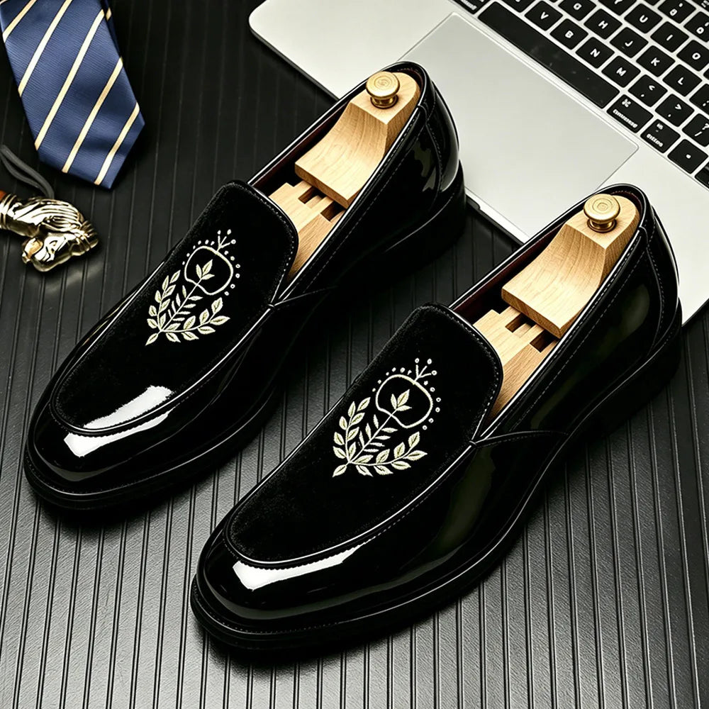 Men’s slip-on loafers with embroidered detail – extended sizing