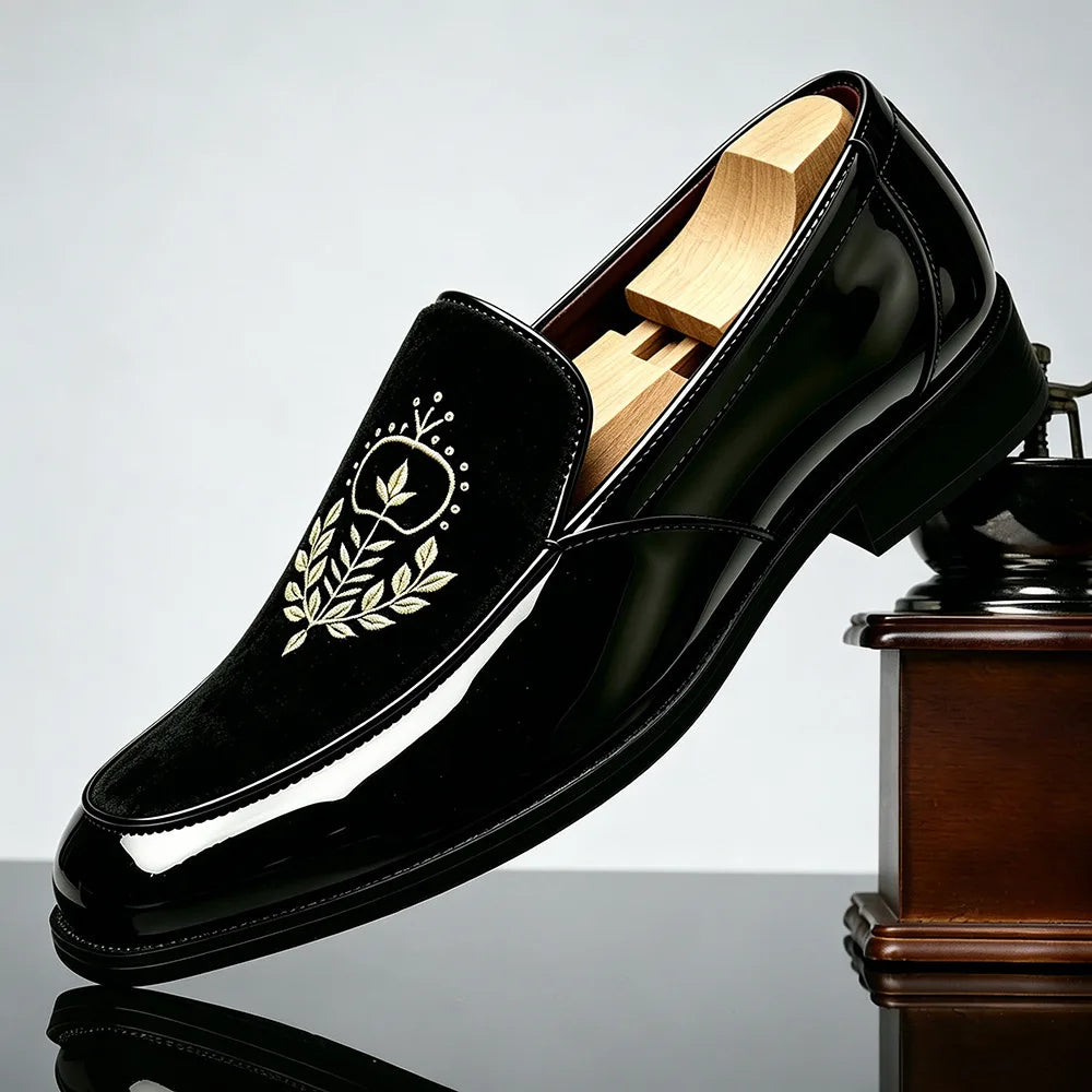 Men’s slip-on loafers with embroidered detail – extended sizing