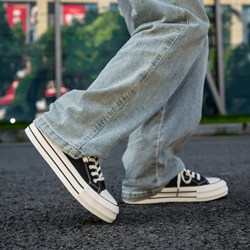 Men’s low-top canvas sneakers with lace-up closure – casual skate shoes