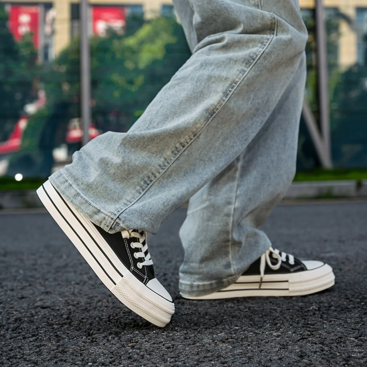 Men’s low-top canvas sneakers with lace-up closure – casual skate shoes