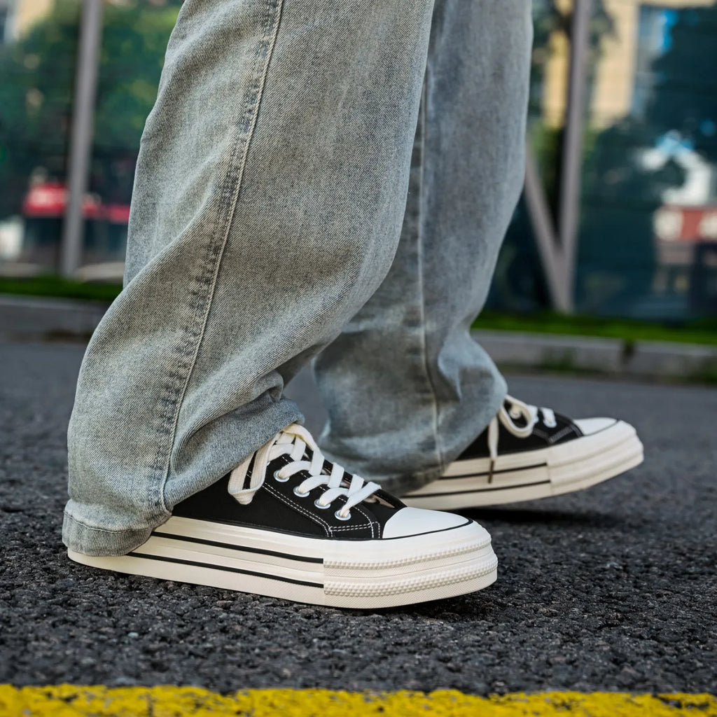 Men’s low-top canvas sneakers with lace-up closure – casual skate shoes