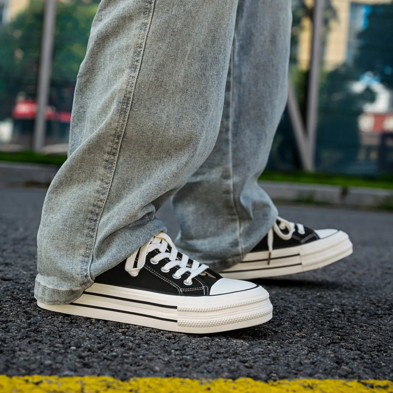 Men’s low-top canvas sneakers with lace-up closure – casual skate shoes