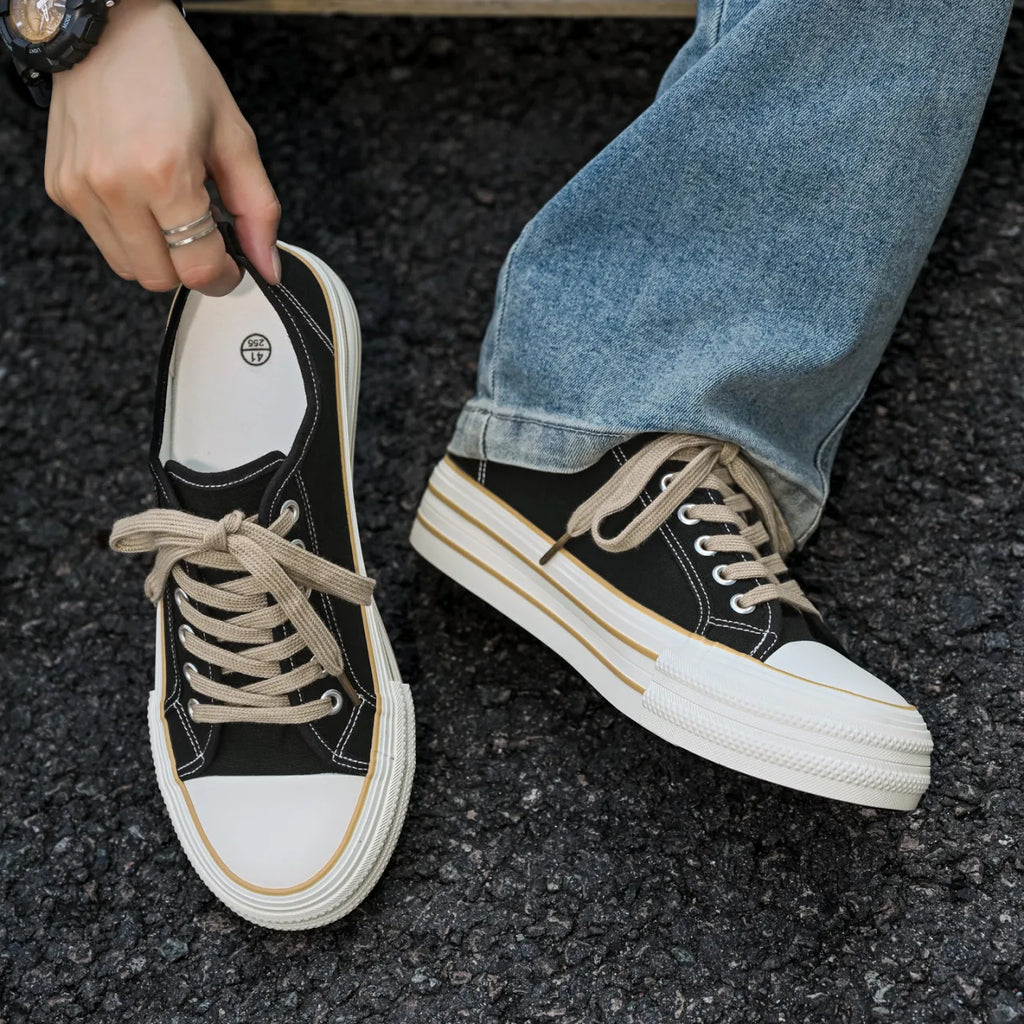 Men’s low-top canvas sneakers with lace-up closure – casual skate shoes