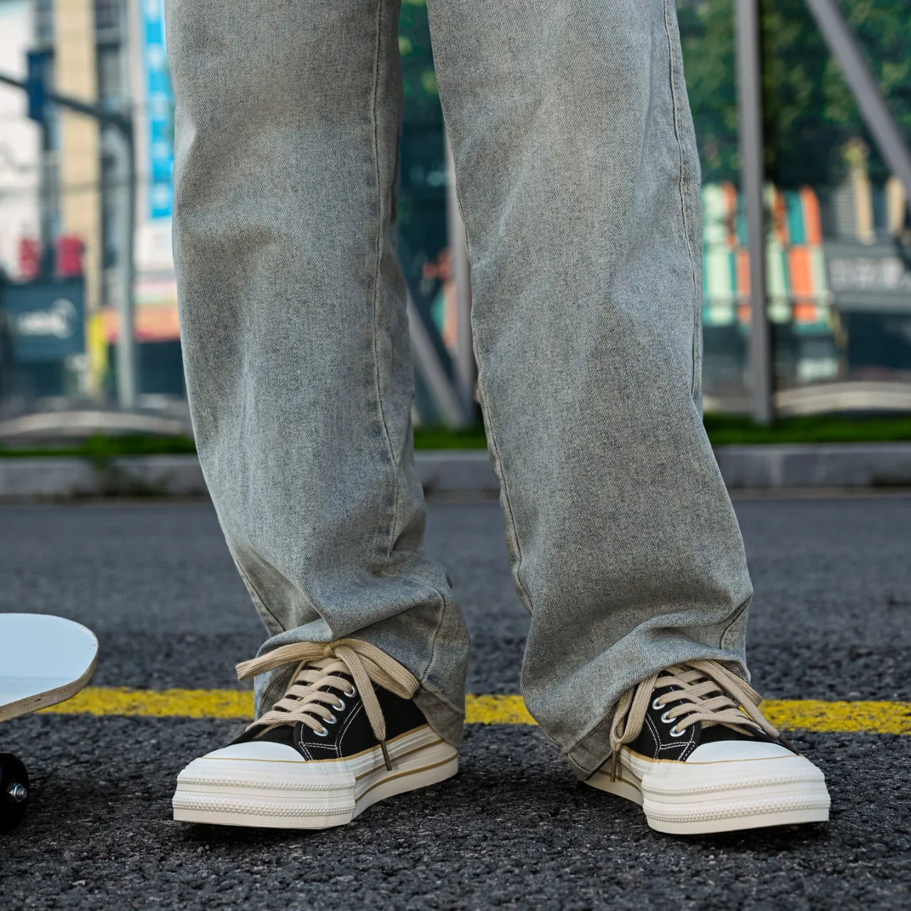 Men’s low-top canvas sneakers with lace-up closure – casual skate shoes
