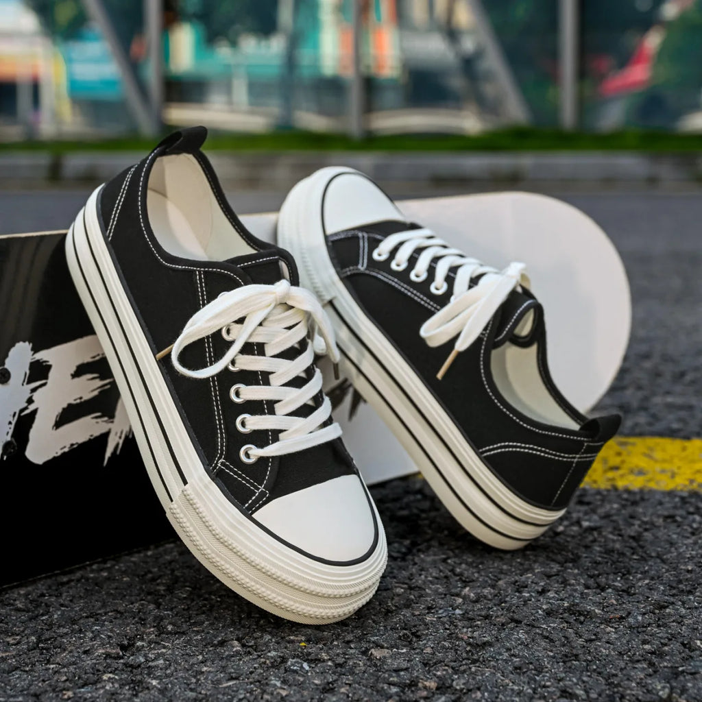 Men’s low-top canvas sneakers with lace-up closure – casual skate shoes