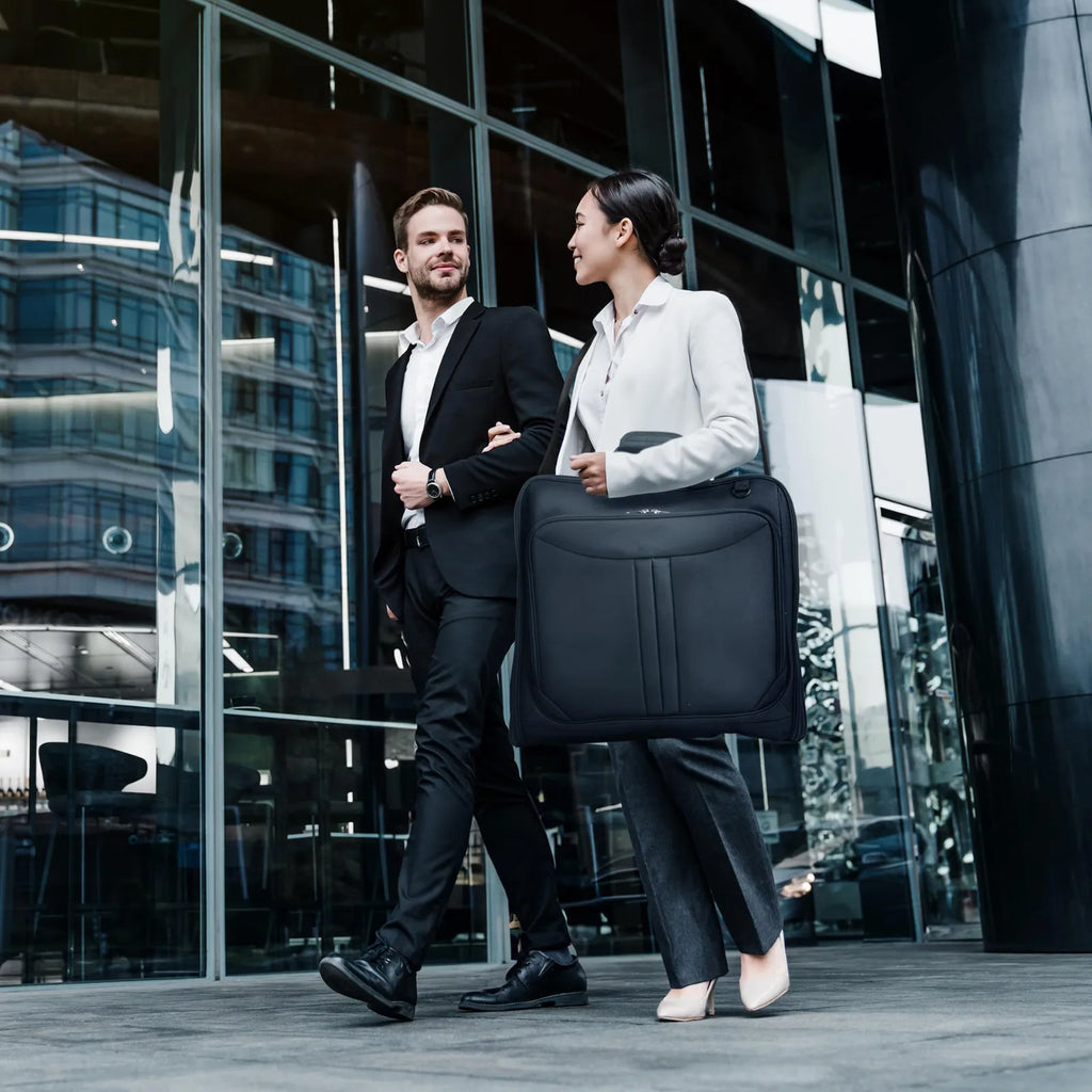 Water-resistant polyester garment bag with 36-55 liter capacity for business trips