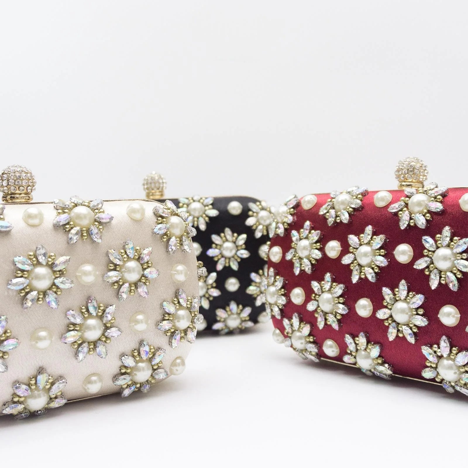 Rhinestone-embellished evening bag with chain strap – oval clutch for special occasions