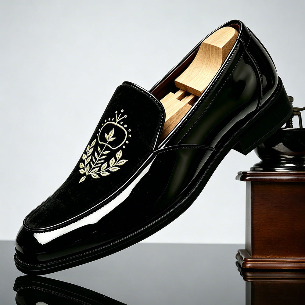 Men’s slip-on loafers with embroidered detail – extended sizing